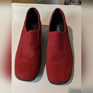 Ecco Red Seude Loafers size 5 (35) very little wear vegetable tanned shock point